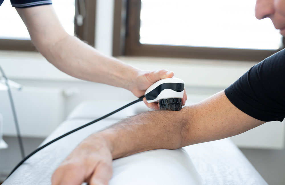 Eine Kollegin führt eine Untersuchung durch.