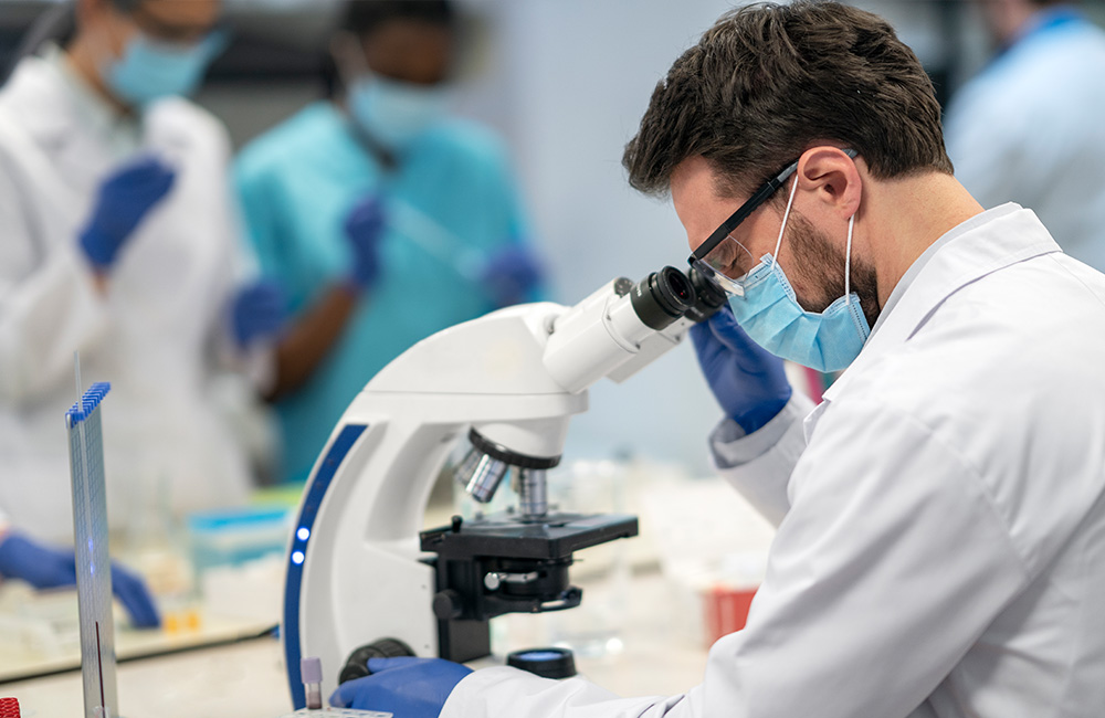 Ein Labormitarbeiter untersucht wichtige Blutergebnisse.