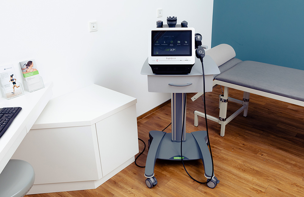 Modernes High-Level-Lasertherapie-Gerät in unserer Praxis, bereit für die Behandlung von Patienten.