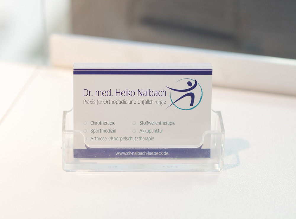Dr. med. Heiko Nalbach Praxis für regenerative ganzheitliche Orthopädie. Zu sehen sind unsere Visitenkarten.