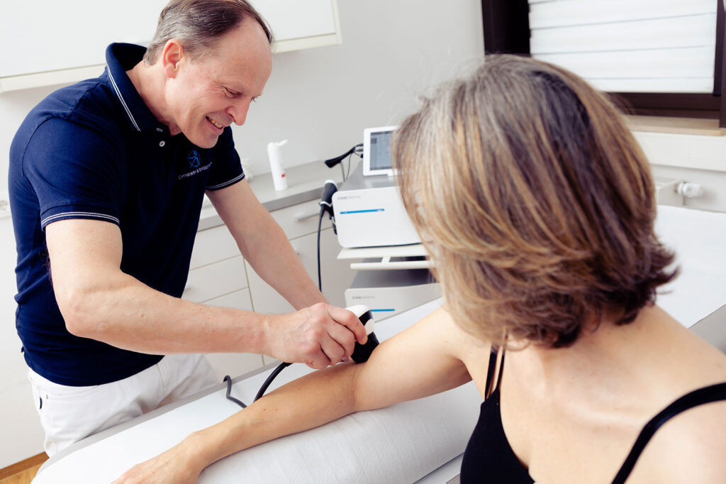 Hochfrequente Vibrationstherapie mit dem V-Actor, bei einer Patientin.