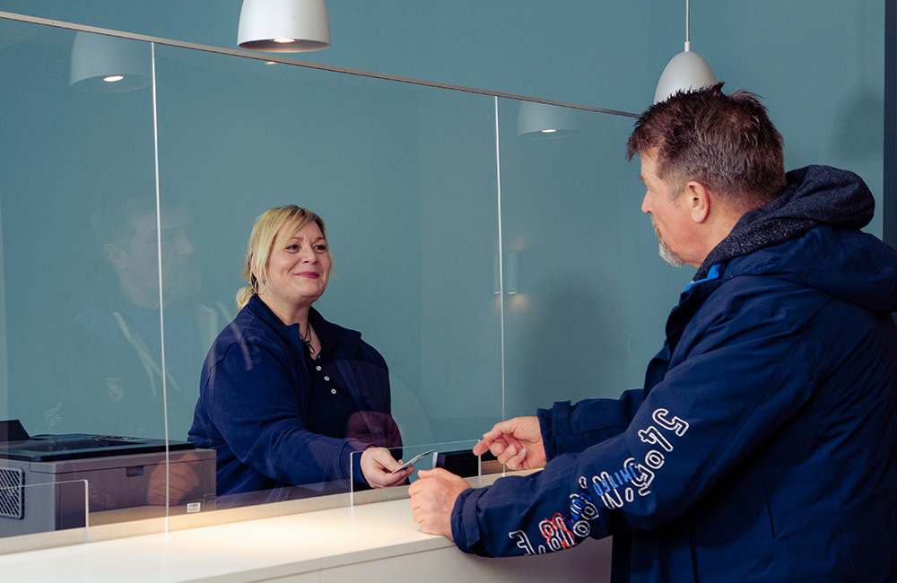 Praxis Dr. Nalbach Empfang durch eine Mitarbeiterin.