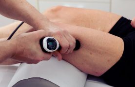 Heilungsprozesse mit Stoßwellentherapie anregen in der Praxis.