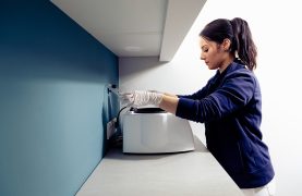 Eine Kollegin, wie sie eine Untersuchung vorbereitet.