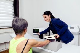 Magnettransduktionstherapie (EMTT) zur Beschleunigung der Regeneration. Eine Mitarbeiterin behandelt eine Patientin.